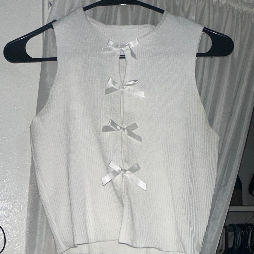 Elegant White Sleeveless Top with Bow Accents